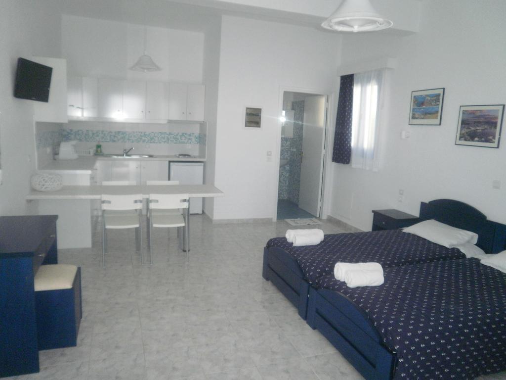 Blue And White Studios & Apartments Lefkos  Ruang foto